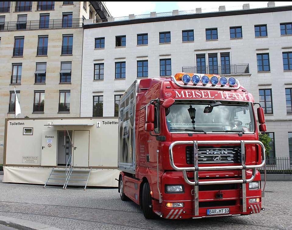 LKW des Meisel-Teams mit aufgebautem Toilettenwagen im Einsatz