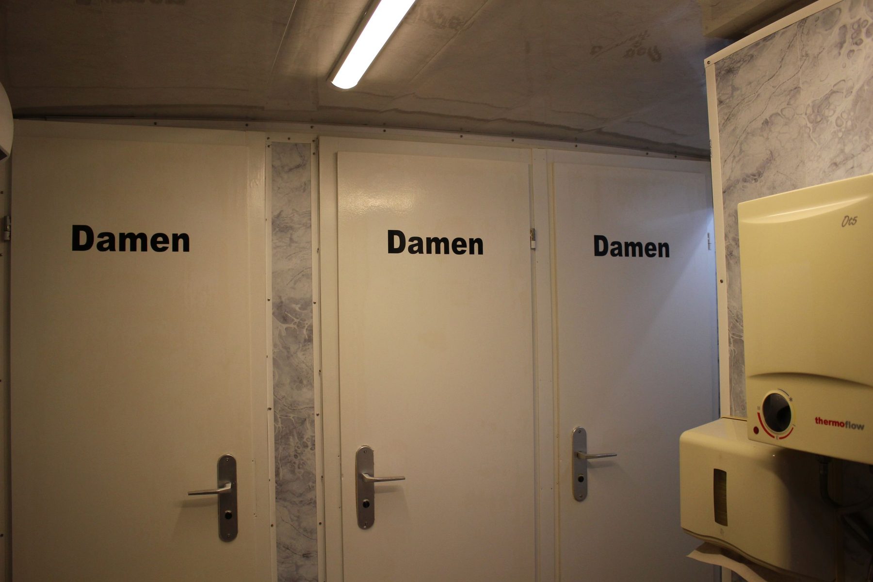 Toilettenwagen für die Hochzeit